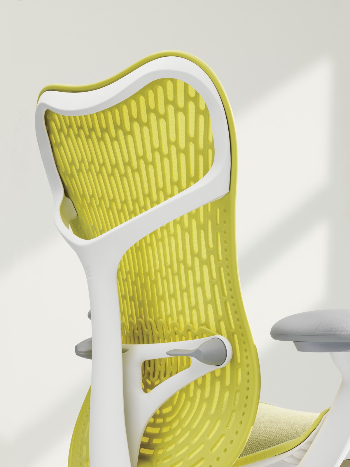 黄色的Mirra 2办公室椅子的后面看法。