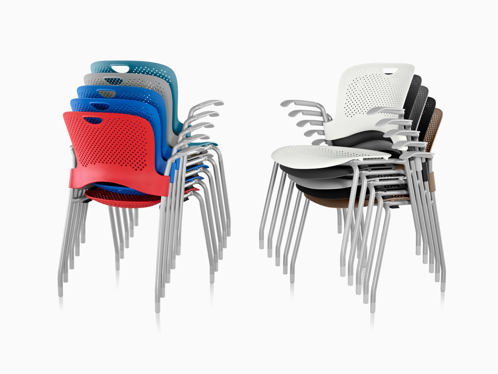 两套不同颜色的 Caper 堆叠座椅，均堆叠成五层高。
