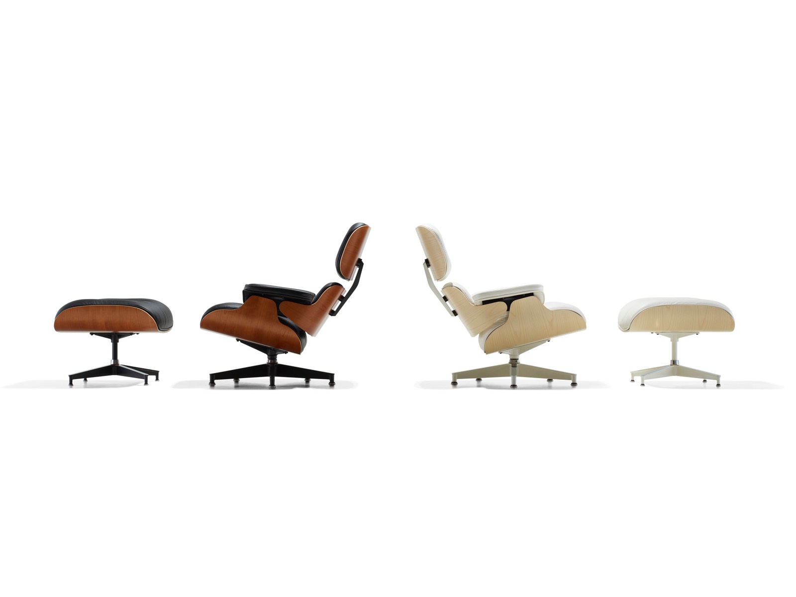 Eames休闲椅和奥斯曼黑色皮革和Eames休闲椅和奥斯曼白色皮革，背靠背。