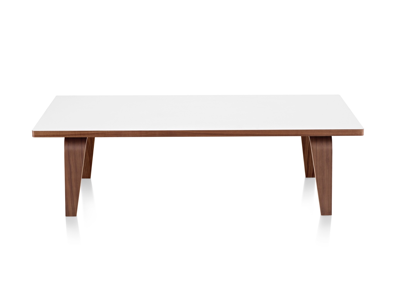 一个Eames矩形咖啡桌，白色的顶部和模压胶合板腿中等完成。