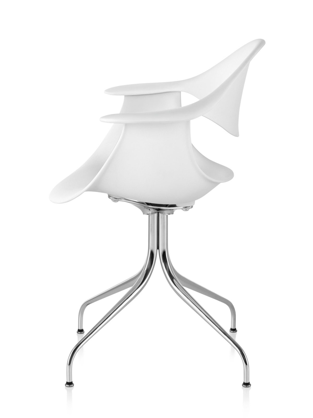 一张白色的Nelson Swag Leg扶手椅的外形视图，展示了模制塑料外壳和弧形钢腿。