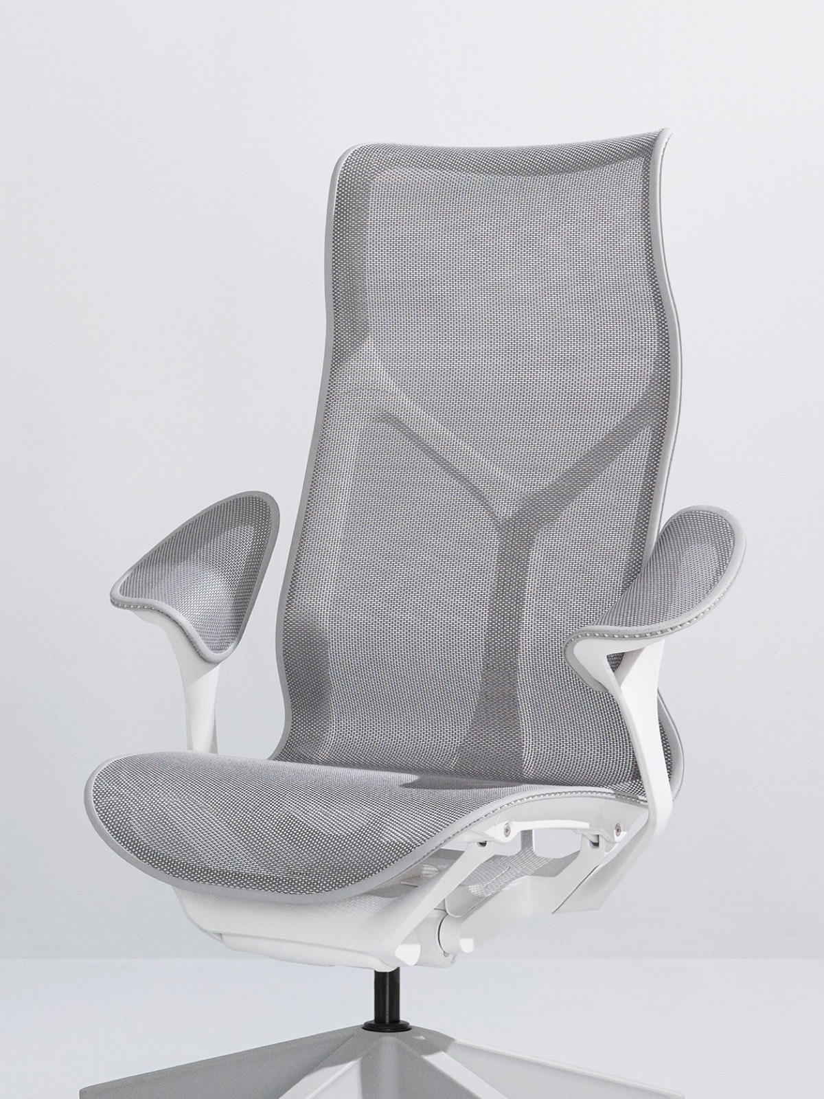一个Mineral灰色高背Cosm椅子与白色框架和叶臂在浅灰色的背景上。