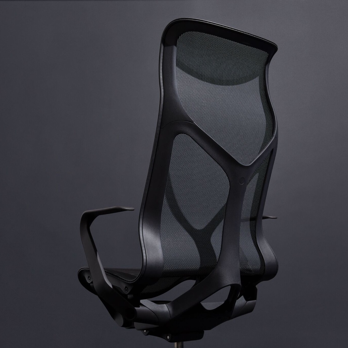 一个Graphite深灰色Cosm高背人体工程学桌椅，带有固定手臂的深灰色背景。