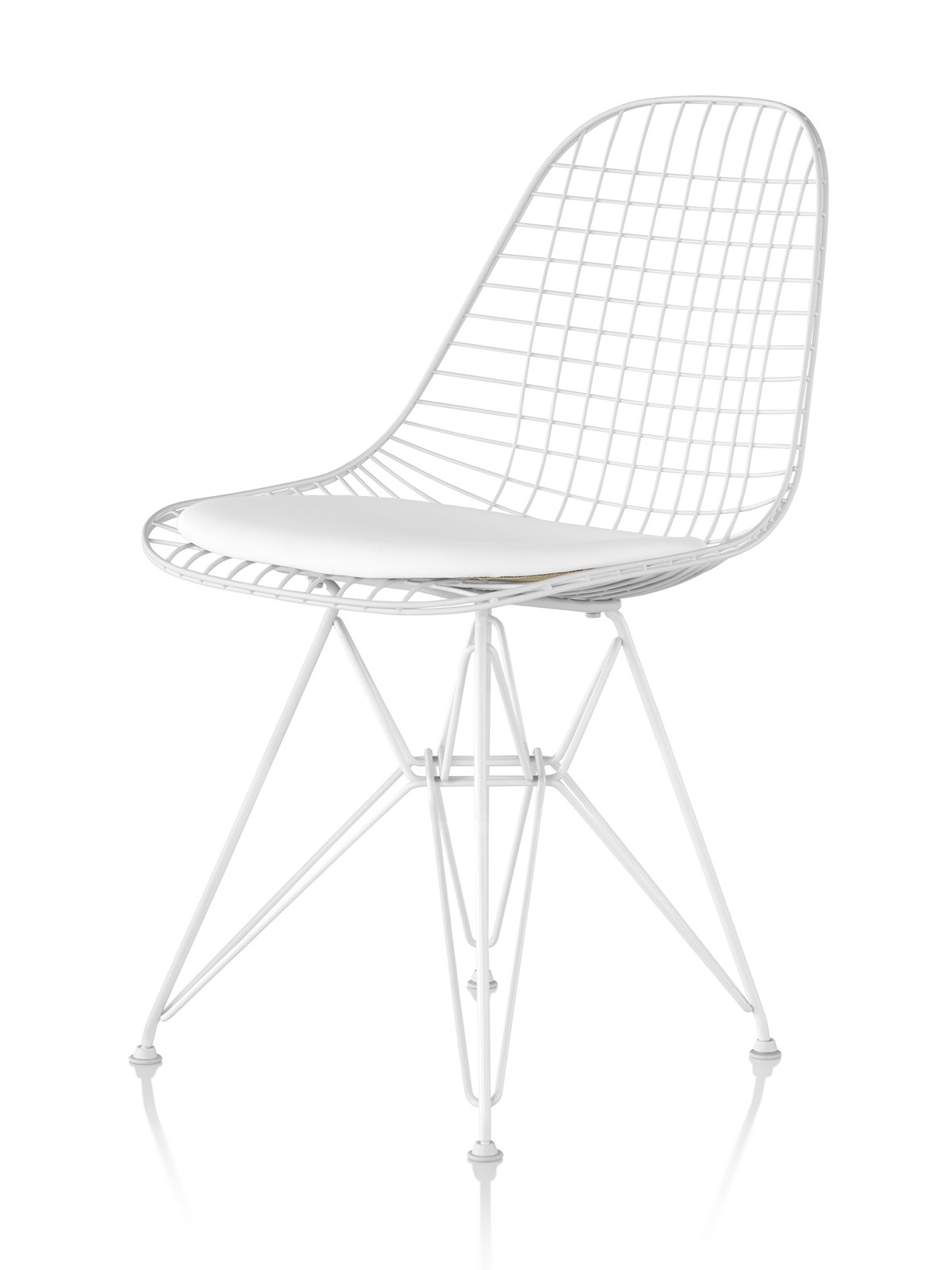 Eames从45度角观察，用线材底座连接侧椅。